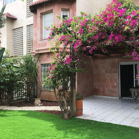 Апарт отель Pool & Garden Реховот Экстерьер фото