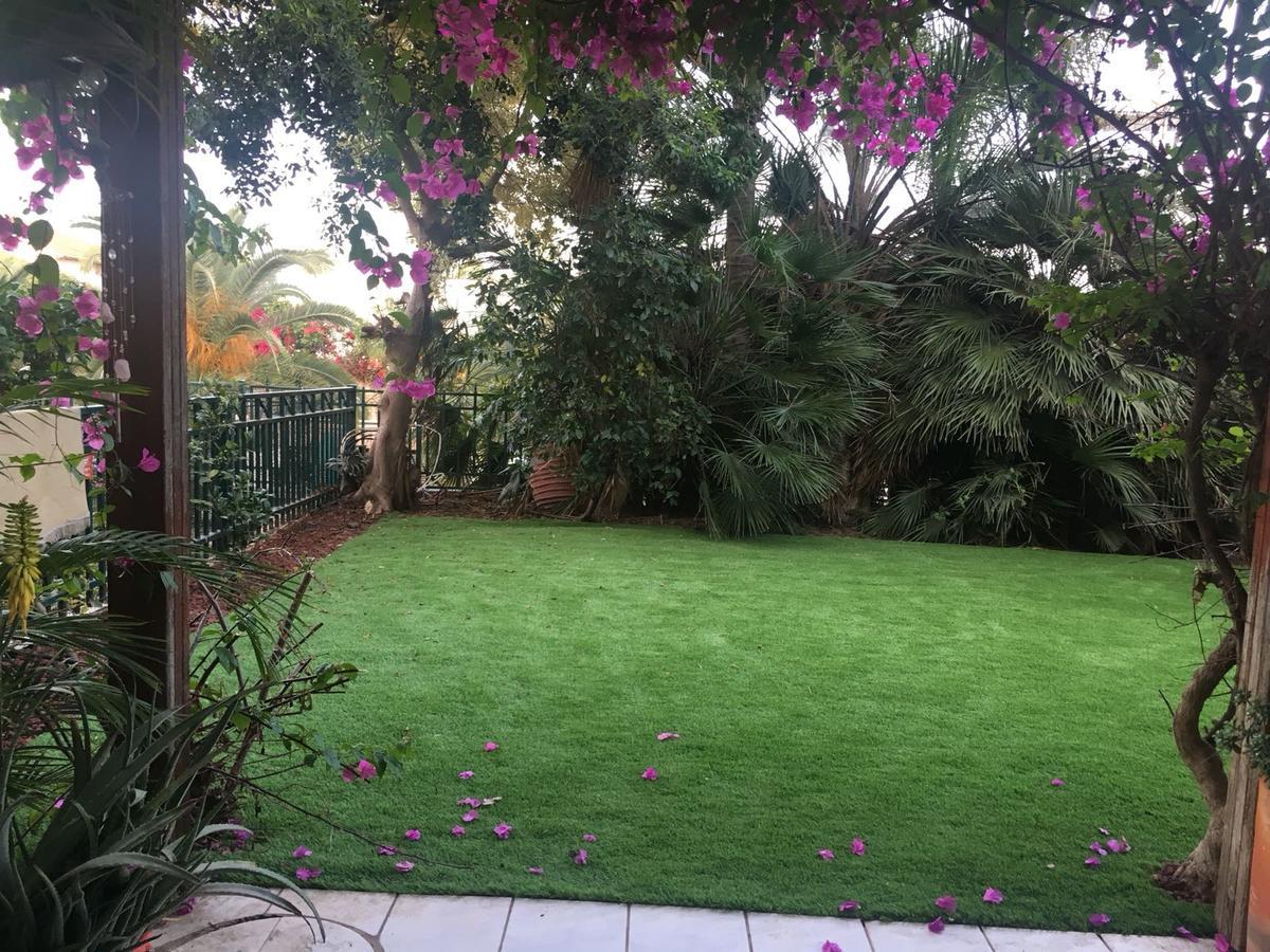 Апарт отель Pool & Garden Реховот Экстерьер фото